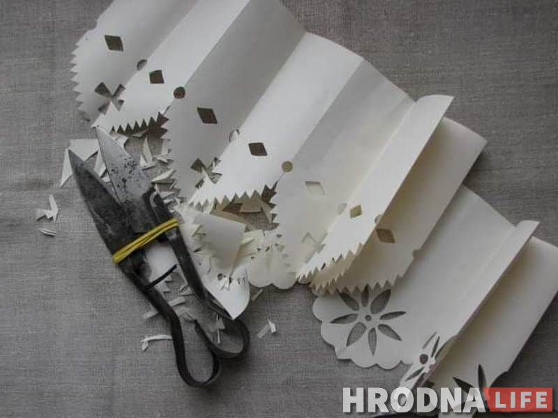 майстар Станіслаў Муліца робіць выцінанкі