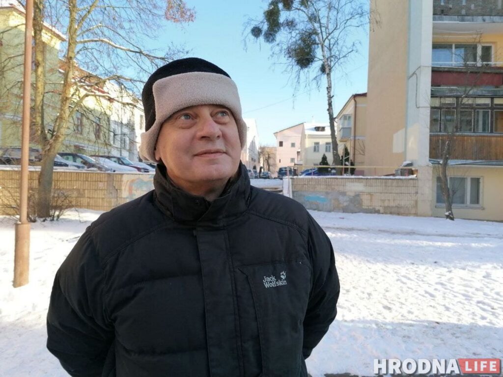 майстар Станіслаў Муліца робіць выцінанкі