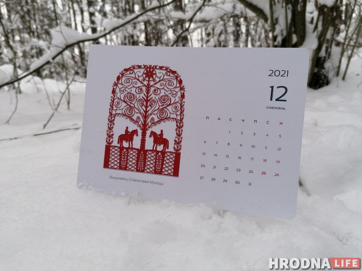 майстар Станіслаў Муліца робіць выцінанкі