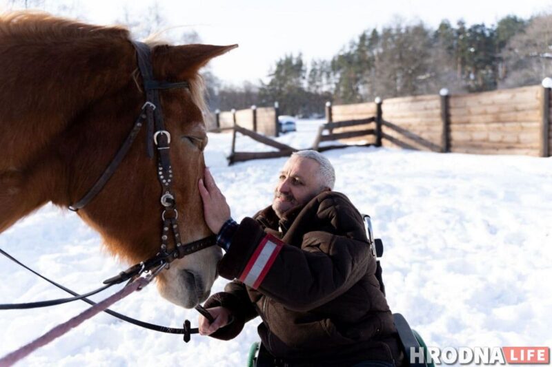 “Увидел лошадь и понял: хочу быть рядом всегда” Артур не слышит и не говорит, но смог найти общий язык с лошадьми и цветами Артур Кунцевич мечтал погладить лошадь с 18 лет. Сейчас ему 56