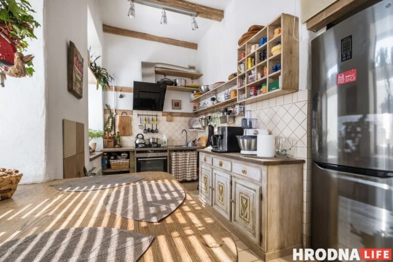 Цветы, колбасы и 10 окон. Семья художников, – о необычной истории своего дома