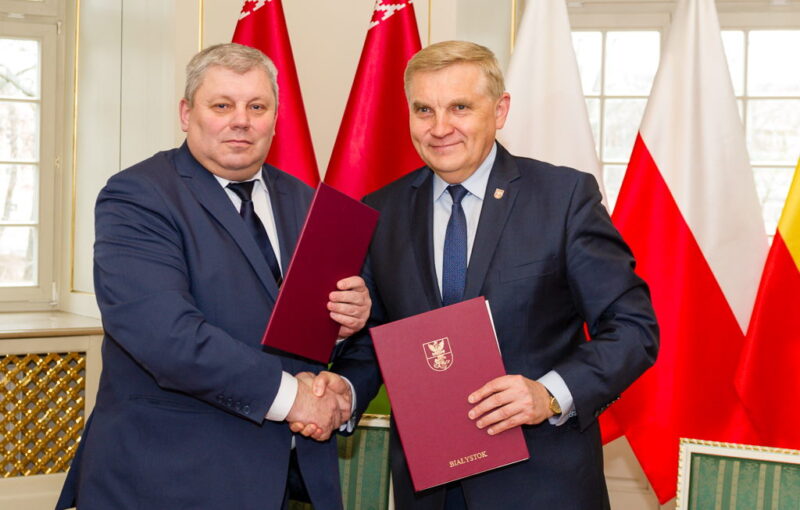 Председатель гродненского горисполкома Мечислав Гой и президент Белостока Тадеуш Трусколяский подписывают в 2018 году в Белостоке договор о сотрудничестве. Фото: Dawid Gromadzki/UM Białystok