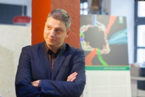 Павел Мажэйка ў Цэнтры гарадскога жыцця. Фота: svaboda.org