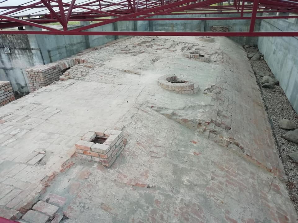 У Старым замку адкапалі туалет XIX стагоддзя. Ці можна яго захаваць і навошта?