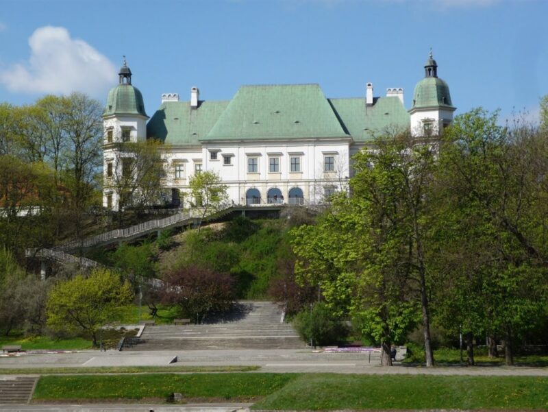 У Старым замку адкапалі туалет XIX стагоддзя. Ці можна яго захаваць і навошта?