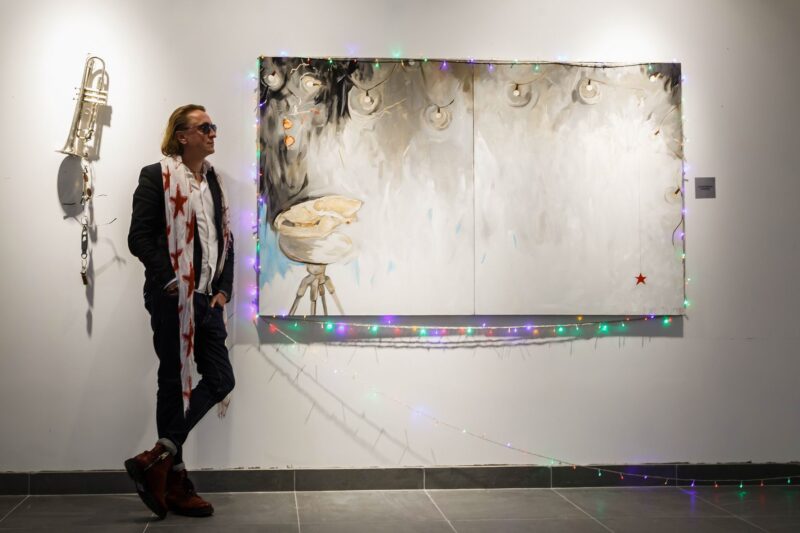 "Дзесьці закахаўся, дзесьці напіўся". У Гродне адкрылася выстава мастака Паўла Шапо