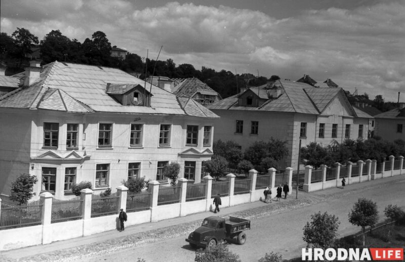 «Дом строили для работников текстильного комбината». Как выглядит квартира семьи историка и программиста в Гродно