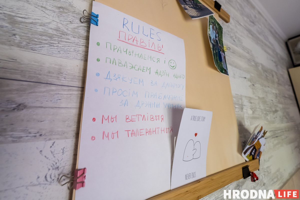 «Дом строили для работников текстильного комбината». Как выглядит квартира семьи историка и программиста в Гродно