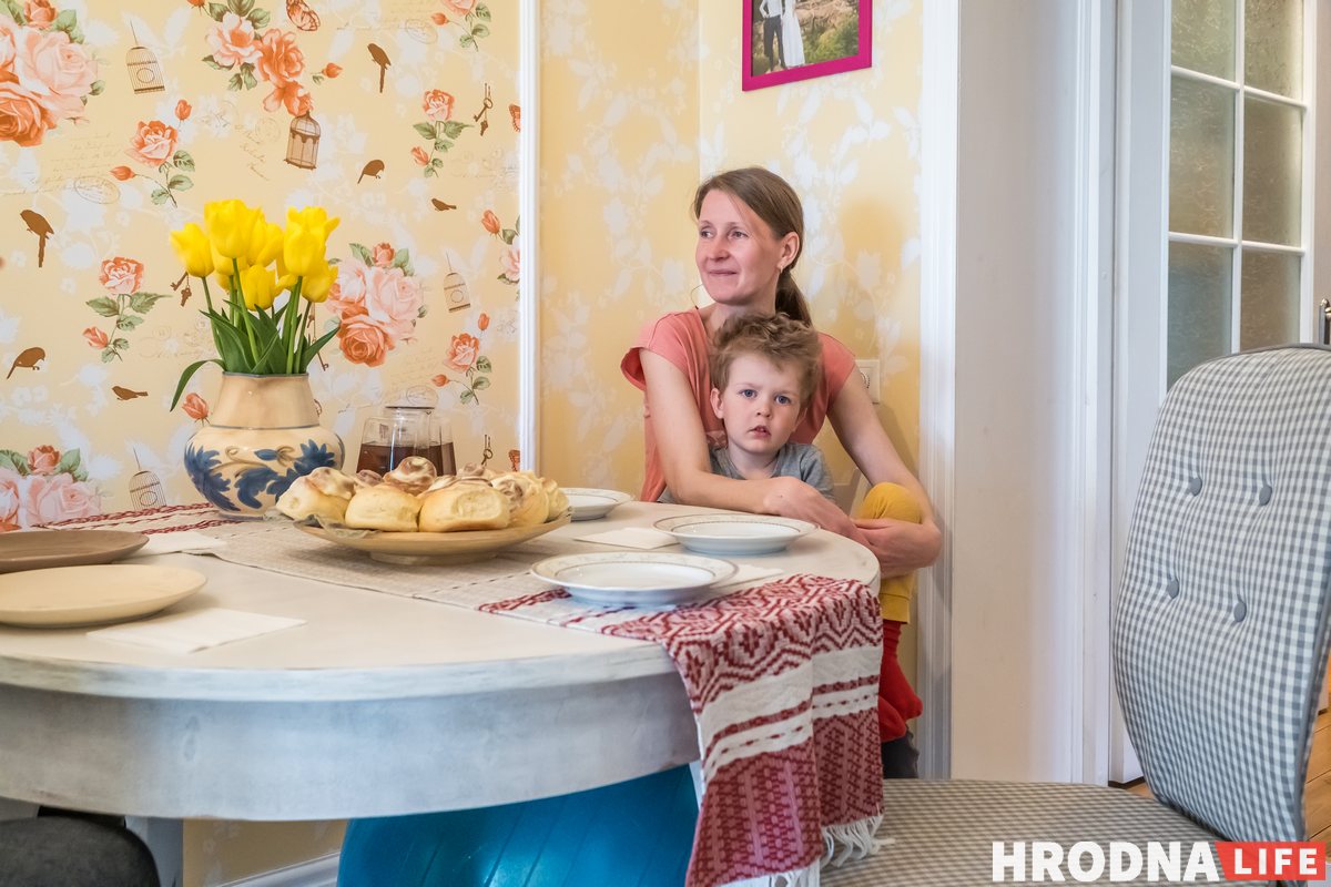 «Дом строили для работников текстильного комбината». Как выглядит квартира семьи историка и программиста в Гродно