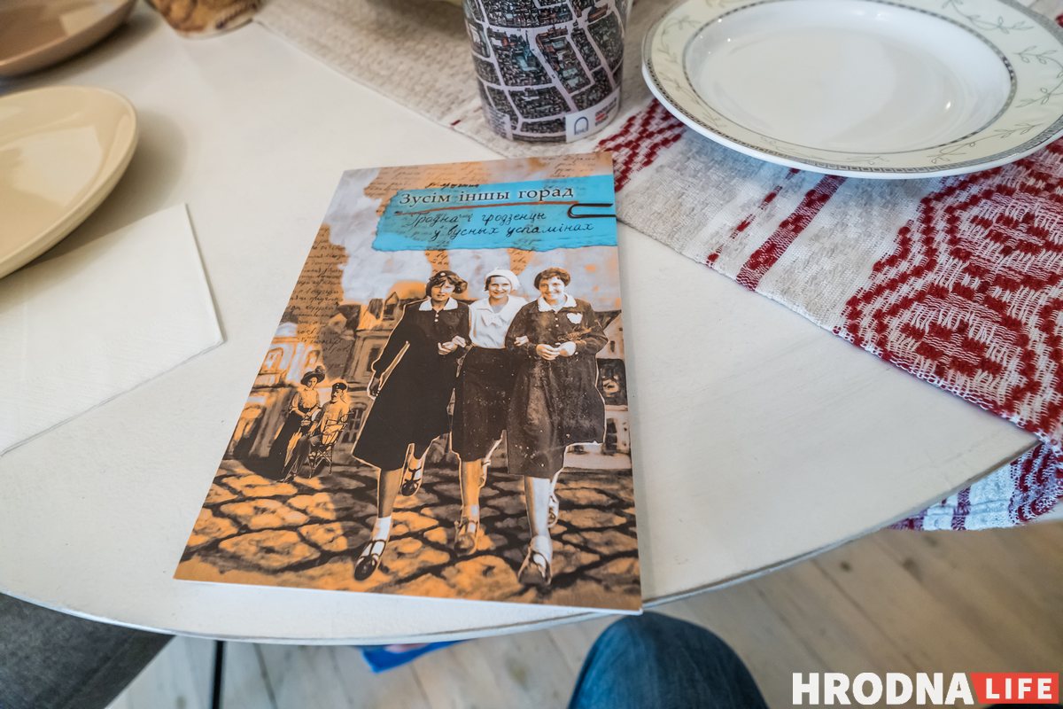 «Дом строили для работников текстильного комбината». Как выглядит квартира семьи историка и программиста в Гродно