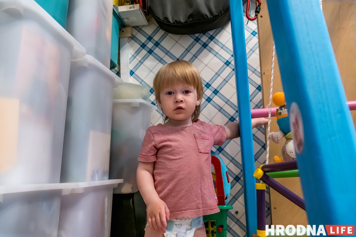 «Дом строили для работников текстильного комбината». Как выглядит квартира семьи историка и программиста в Гродно