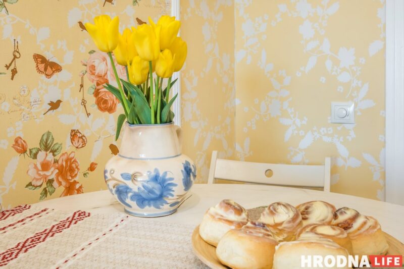 «Дом строили для работников текстильного комбината». Как выглядит квартира семьи историка и программиста в Гродно