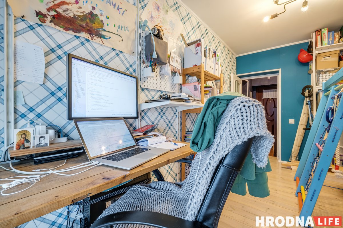 «Дом строили для работников текстильного комбината». Как выглядит квартира семьи историка и программиста в Гродно