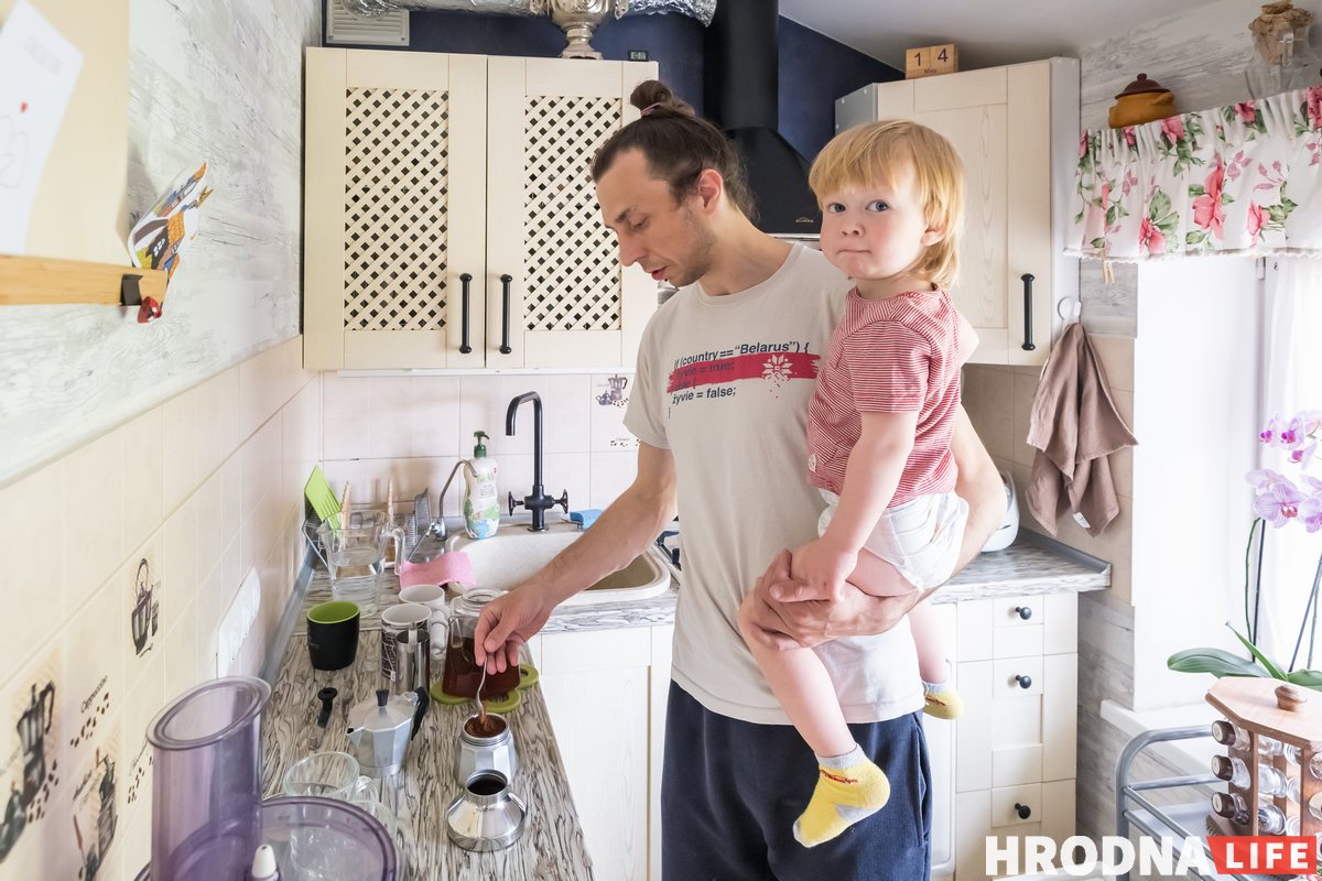 «Дом строили для работников текстильного комбината». Как выглядит квартира семьи историка и программиста в Гродно