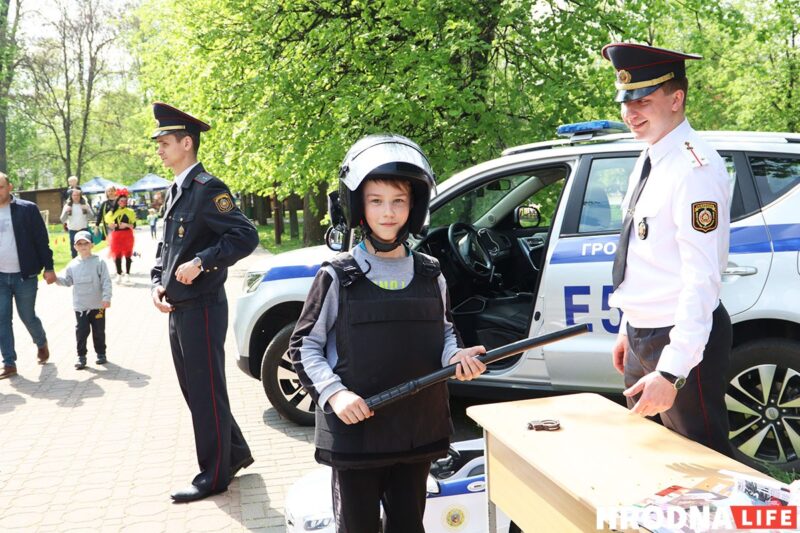 На Дні сям'і ў Гродне дзецям далі патрымаць дубінкі і зброю День семьи в Гродно 15 мая 2021