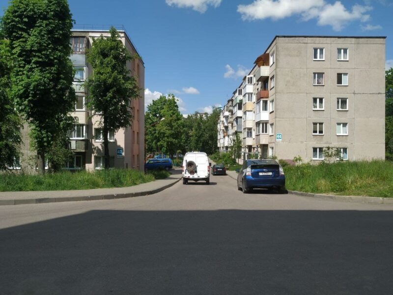 Справа на Hrodna.life, "тэрарыст" са смайлікам, штраф за БЧБ. Як прайшоў тыдзень у Гродне і вобласці Милицейский микроавтобус увозит Алексея Шоту. Фото: очевидцы