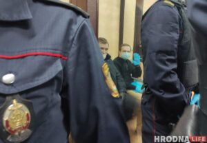 "Можа быць, яго збілі". Палітвязень Дзмітрый Фурманаў зноў трапіў у карцэр Машет рукой обвиняемый Дмитрий Фурманов дело Тихановского
