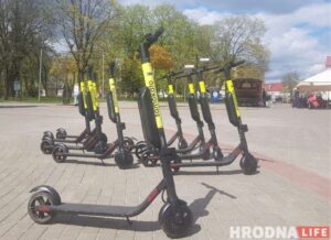 Электрасамакаты ў цэнтры Гродна. Фота: Hrodna.life