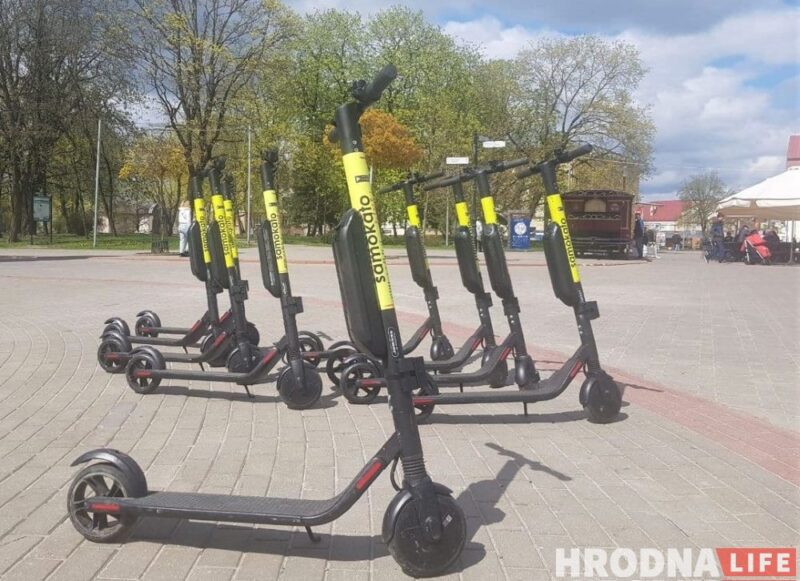 У Гродне забароняць пакідаць электрасамакаты абы-дзе Электрасамакаты ў цэнтры Гродна. Фота: Hrodna.life