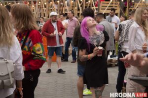 Каласкі, дыджэі і "вадапой". У дворыку на Маставой адкрылі сезон летніх вечарын