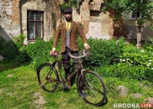 Михаил Нарынкевич с велосипедом "Неман". Фото из личного архива Михаила