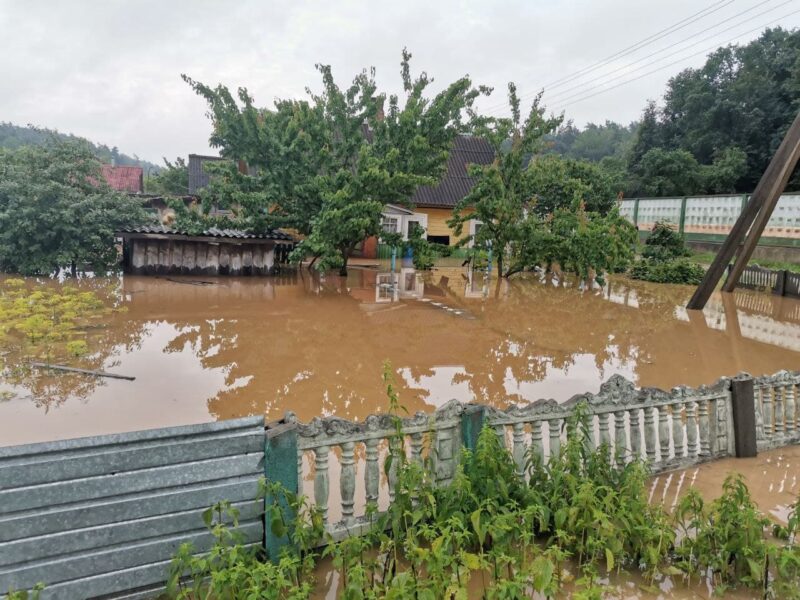 Затапіла горад і размыла дарогу. Моцная залева прайшла ў Гродне