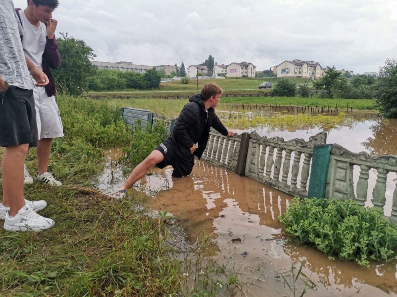 Затапіла горад і размыла дарогу. Моцная залева прайшла ў Гродне