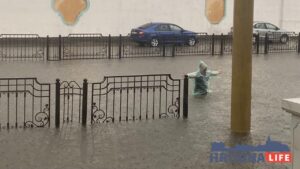 На Калючынскай вады па калена, на Кірава стаяць тралейбусы. Проста ў Гродне дождж