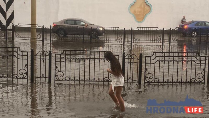 На Калючынскай вады па калена, на Кірава стаяць тралейбусы. Проста ў Гродне дождж