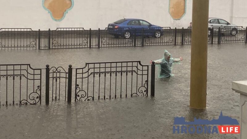 На Калючынскай вады па калена, на Кірава стаяць тралейбусы. Проста ў Гродне дождж