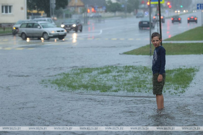 Затапіла горад і размыла дарогу. Моцная залева прайшла ў Гродне