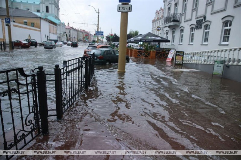 Затапіла горад і размыла дарогу. Моцная залева прайшла ў Гродне