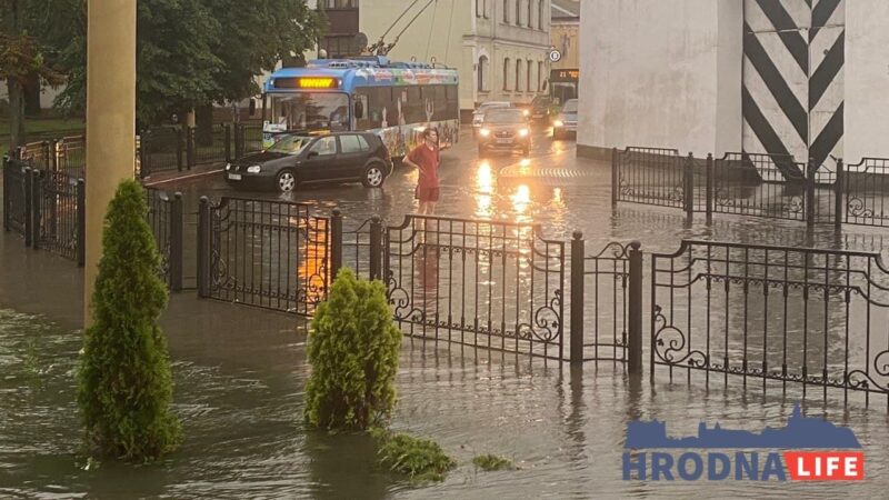 На Калючынскай вады па калена, на Кірава стаяць тралейбусы. Проста ў Гродне дождж