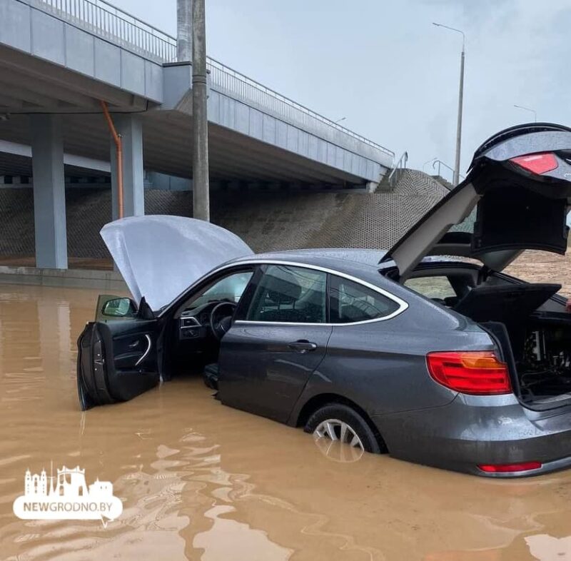 Затапіла горад і размыла дарогу. Моцная залева прайшла ў Гродне