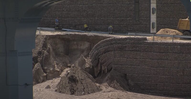 Мост в порядке, но движение закрыто. Что происходит на Восточном мосту и когда его уже откроют