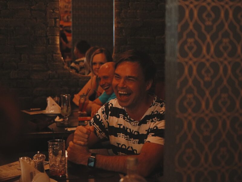 “Откровенные письма” читают в баре. Психологи и комики из Гродно организовали шоу с советами и шутками