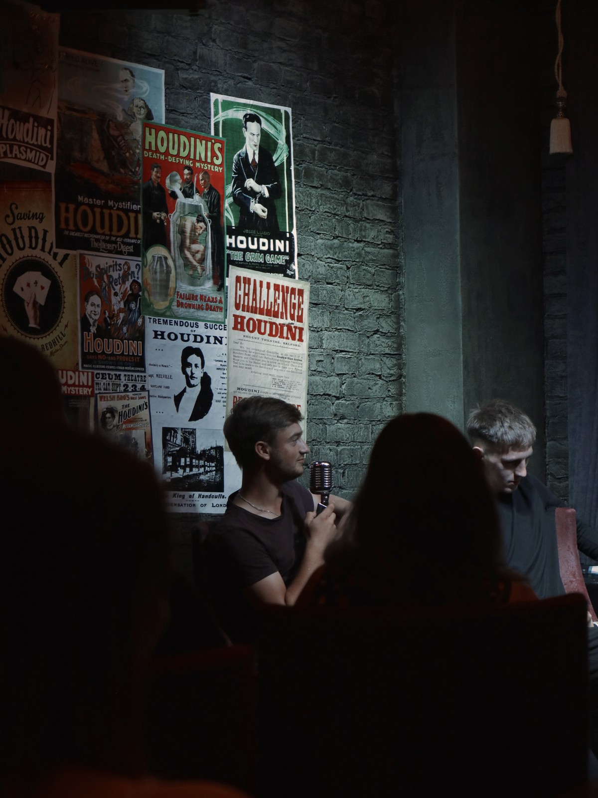 “Откровенные письма” читают в баре. Психологи и комики из Гродно организовали шоу с советами и шутками