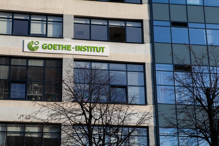 “Зрабіў для нашай культуры столькі, колькі не снілася ніводнаму міністэрству”. Што страчвае Беларусь праз закрыццё Інстытута Гётэ ў Мінску