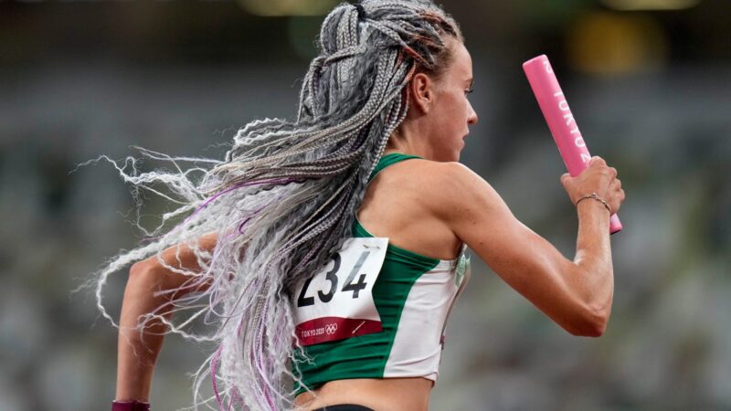 Александра Хильманович на эстафете 4 по 400 на Олимпиаде в Токио. Фото: AP Photo/Petr David Josek