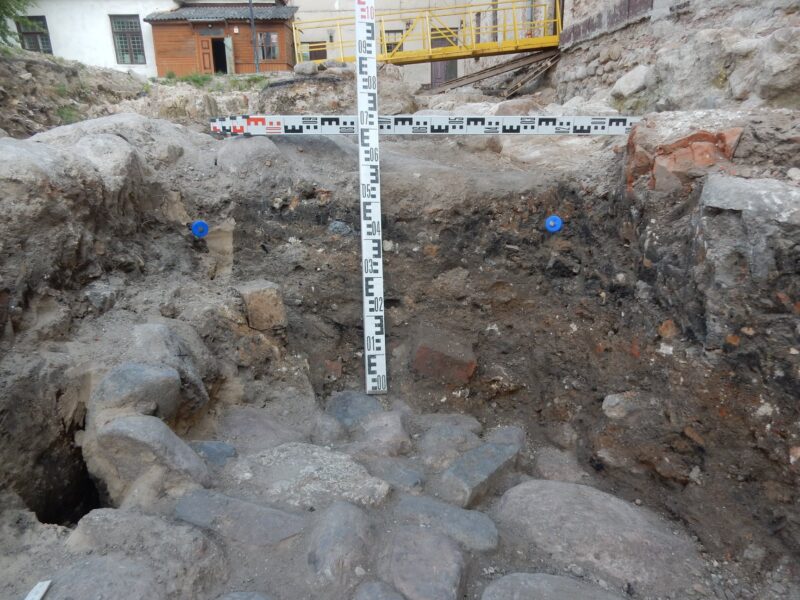 Некалькі пластоў ходнікаў і камень з каронай. Што знайшлі на раскопках у Старым замку