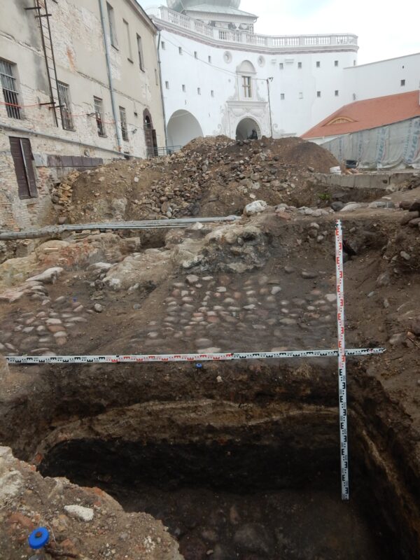 Несколько слоев тротуаров и камень с короной. Что нашли на раскопках в Старом замке