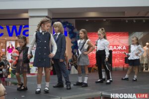 Для школы - афіцыйны стыль, для дома - піжама. У Гродне паказалі модныя лукі для падлеткаў да пачатку восеньскага сезона Для школы - афіцыйны стыль, для дома - піжама. У Гродне паказалі модныя лукі для падлеткаў да пачатку восеньскага сезона