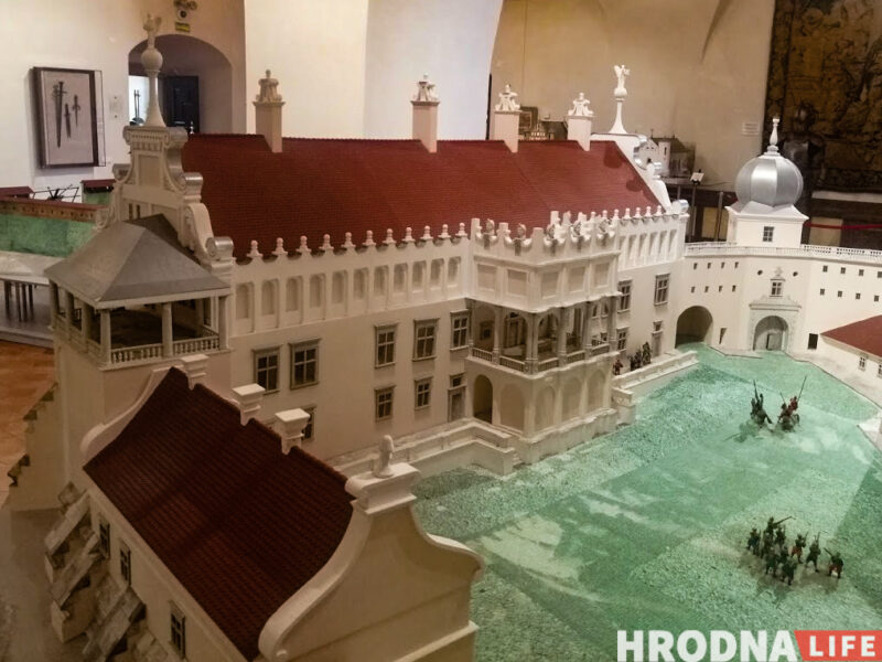 Несколько слоев тротуаров и камень с короной. Что нашли на раскопках в Старом замке