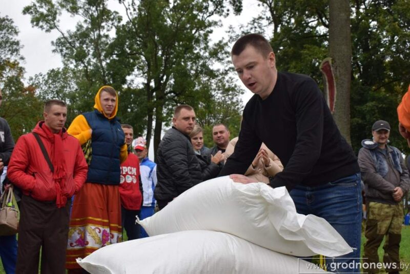 Рыбалка ў фантане, капусны боўлінг і “Цукровыя гульні”: цікавыя моманты з Дажынак у Скідзелі