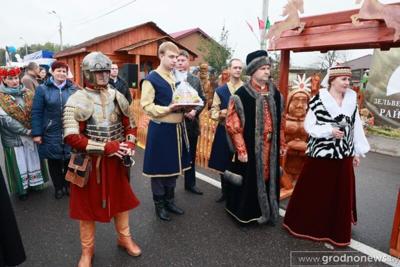 Рыбалка ў фантане, капусны боўлінг і “Цукровыя гульні”: цікавыя моманты з Дажынак у Скідзелі