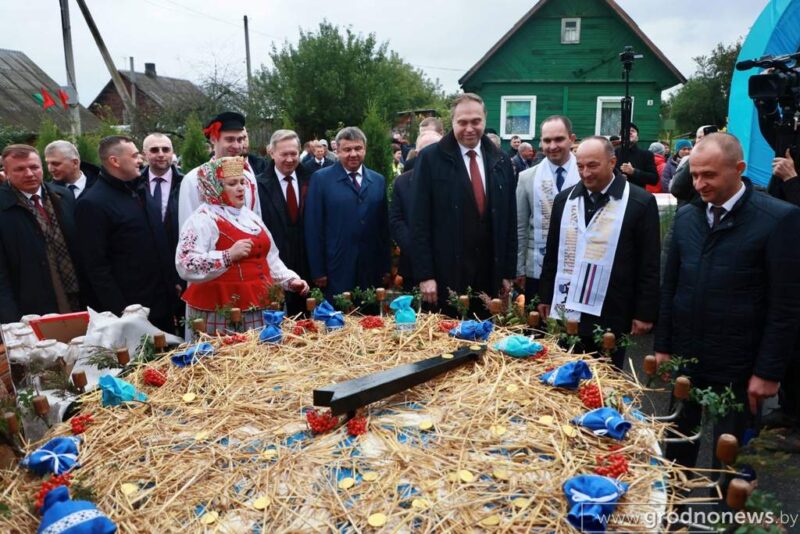 Рыбалка ў фантане, капусны боўлінг і “Цукровыя гульні”: цікавыя моманты з Дажынак у Скідзелі