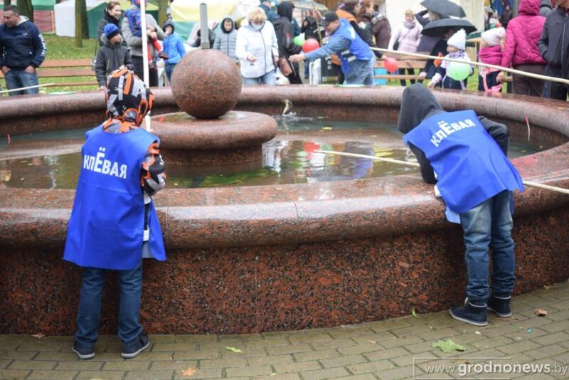 Рыбалка ў фантане, капусны боўлінг і “Цукровыя гульні”: цікавыя моманты з Дажынак у Скідзелі