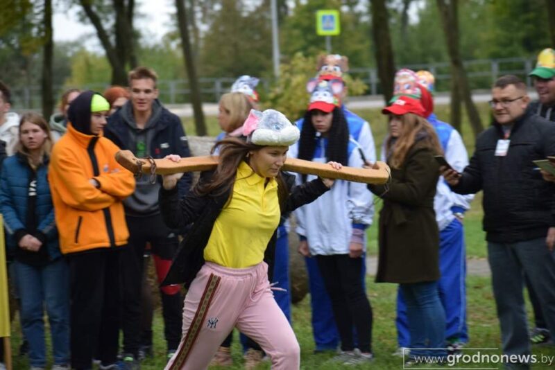 Рыбалка ў фантане, капусны боўлінг і “Цукровыя гульні”: цікавыя моманты з Дажынак у Скідзелі