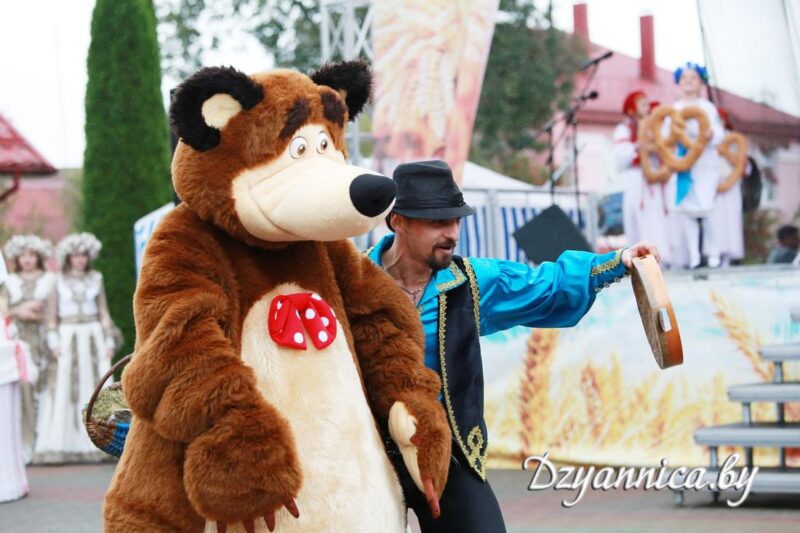 Рыбалка ў фантане, капусны боўлінг і “Цукровыя гульні”: цікавыя моманты з Дажынак у Скідзелі