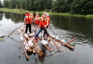 "Развівашкі адпачываюць". Адвялі дзяцей у лес, забралі мабільнікі і далі волю. Як гродзенскія інструктары выхоўваюць заваёўнікаў вяршыняў